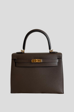 Load image into Gallery viewer, Ecorce GHW Kelly Sellier 25 Epsom Leather Bag by Hermès
