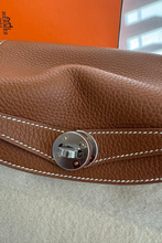 Load image into Gallery viewer, Gold PHW Lindy 26 Taurillon Clemence Leather Bag by Hermès
