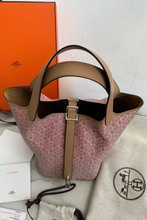 Load image into Gallery viewer, Chai Rose PHW Limited Edition Picotin Lock 18 Lucky Daisy Swift Leather Bag by Hermès
