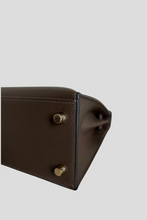 Load image into Gallery viewer, Ecorce GHW Kelly Sellier 25 Epsom Leather Bag by Hermès
