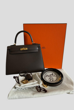 Load image into Gallery viewer, Ecorce GHW Kelly Sellier 25 Epsom Leather Bag by Hermès
