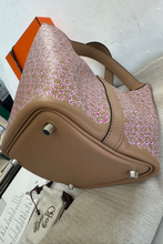 Load image into Gallery viewer, Chai Rose PHW Limited Edition Picotin Lock 18 Lucky Daisy Swift Leather Bag by Hermès
