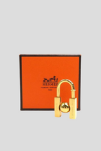 Load image into Gallery viewer, Gold L&#39;Homme Peut Embellir la Terre 2001 H Cadena Padlock Charm by Hermès
