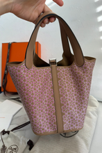 Load image into Gallery viewer, Chai Rose PHW Limited Edition Picotin Lock 18 Lucky Daisy Swift Leather Bag by Hermès
