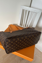 Load image into Gallery viewer, Brown Neverfull GM Monogram Canvas Tote Bag by Louis Vuitton
