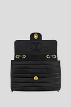 Load image into Gallery viewer, Black GHW Lambskin Jumbo Horizontal Single Flap Bag by Chanel
