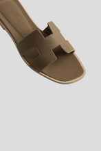 Load image into Gallery viewer, Étoupe Oran Sandal Size 37.5 / UK 4.5 by Hermès
